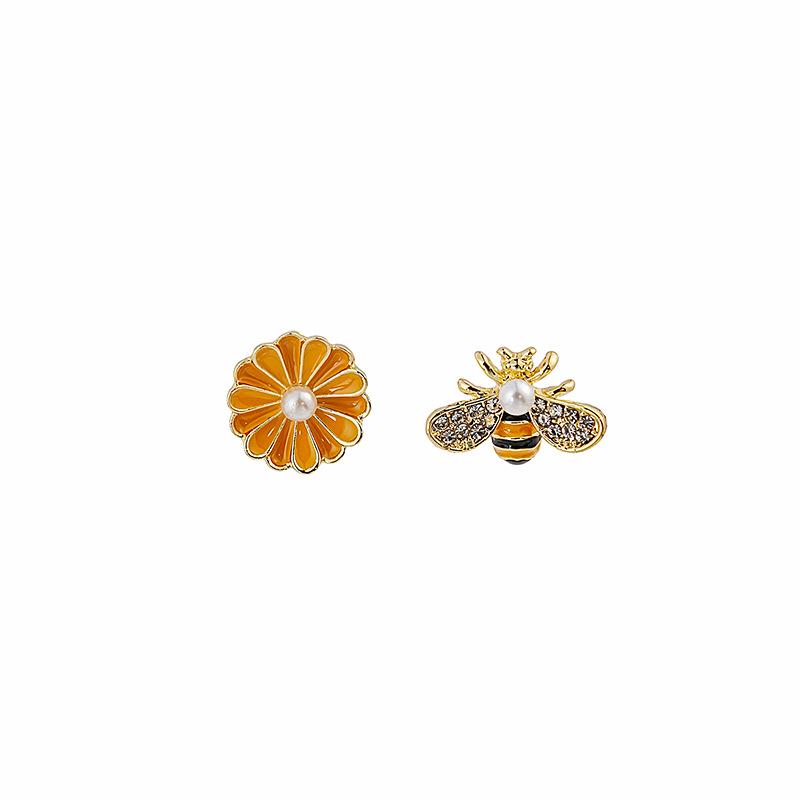 Asymmetrical Daisy & Bee Drip Oil Stud Earrings