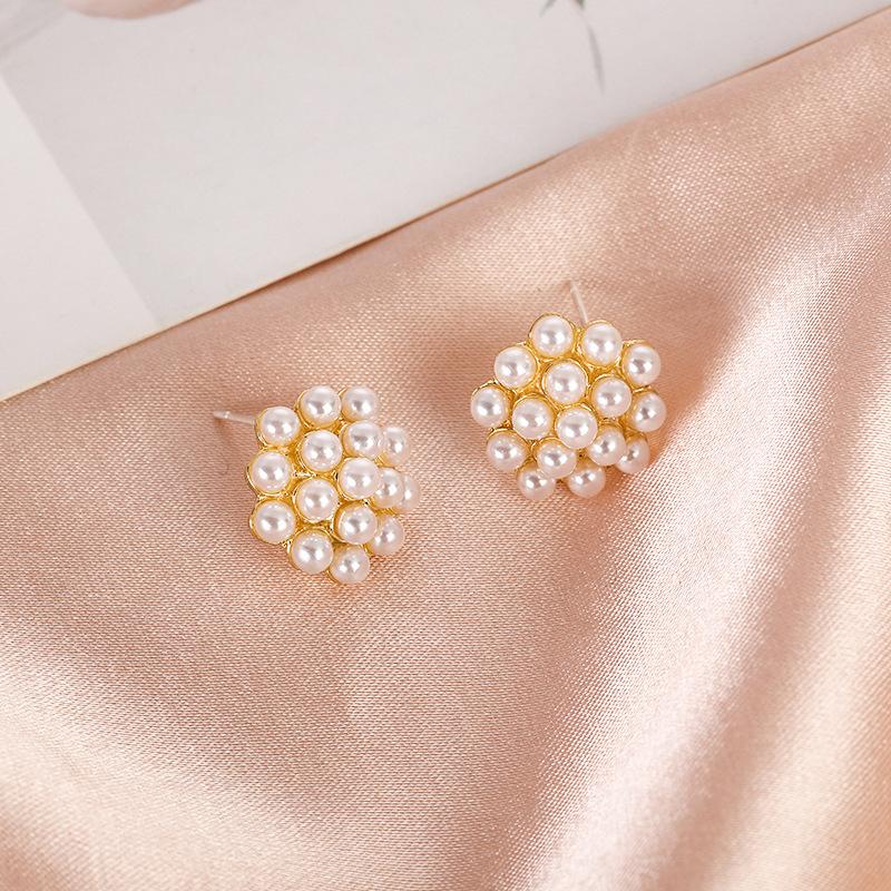 Boucles d'oreilles à tige en perles de fleur de vent parfumées à petite aiguille argentée, boucles d'oreilles légères et luxueuses, style célébrité, style rétro élégant et tendance