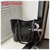 Fashionable City Style Tote Bag With Soft Structure And Interior Card Pockets For Daily Wear