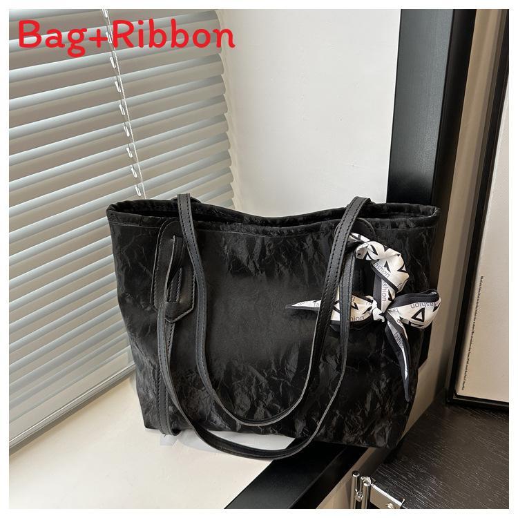 Fashionable City Style Tote Bag With Soft Structure And Interior Card Pockets For Daily Wear