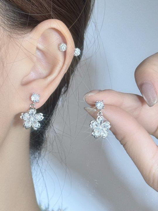 Zircon flower stud earrings, high-end sense, small and new trendy sterling silver earrings, women s simple and versatile small and fresh stud earrings