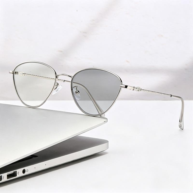 Cat's Eye Photochromic Myopia Glasses Anti Blue Light Metal-Frame Color-Changing Lenses Men's and Women's Shortsighted Glasses