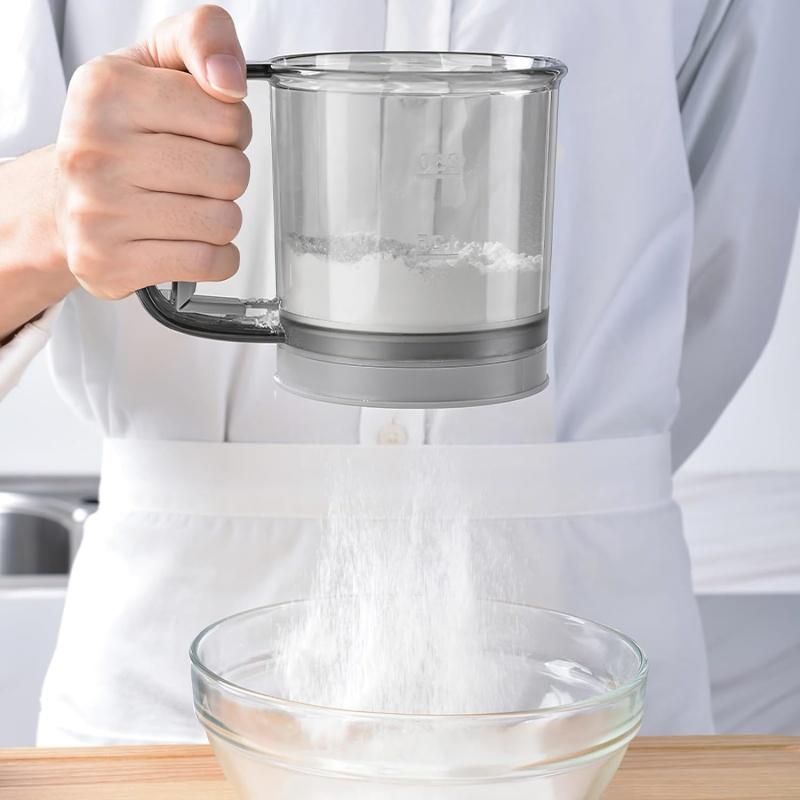 1 Stück Küchenmehl-Sieb Handheld Halbautomatisch Zucker-Sieb Puder-Streuer Griff Messbecher Backwerkzeug Backküchenwerkzeuge