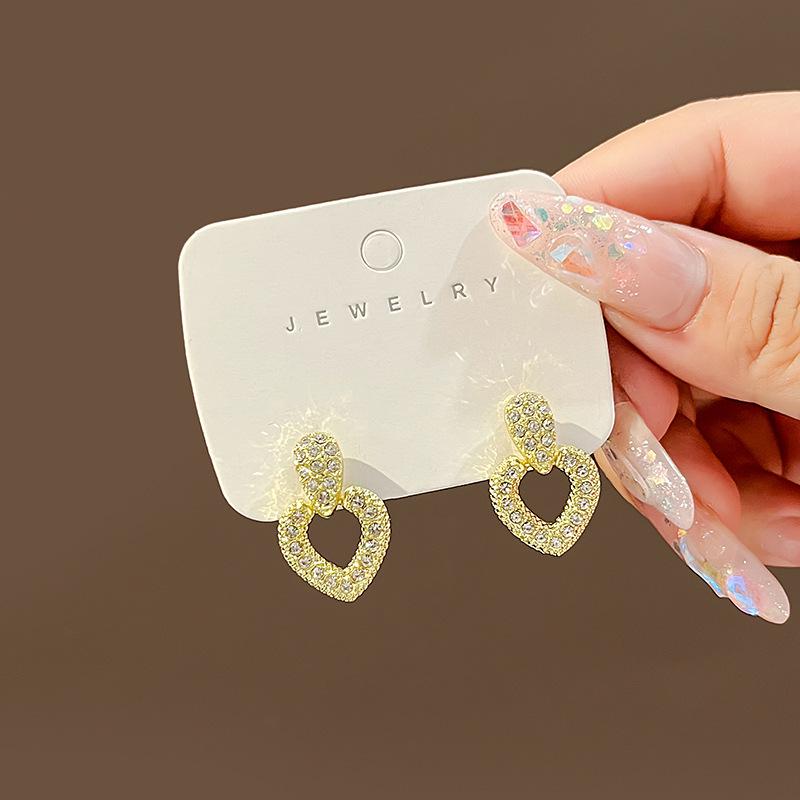 "Pendientes de Aguja Plateada: "Mariposa Retro y Estrella Azul"