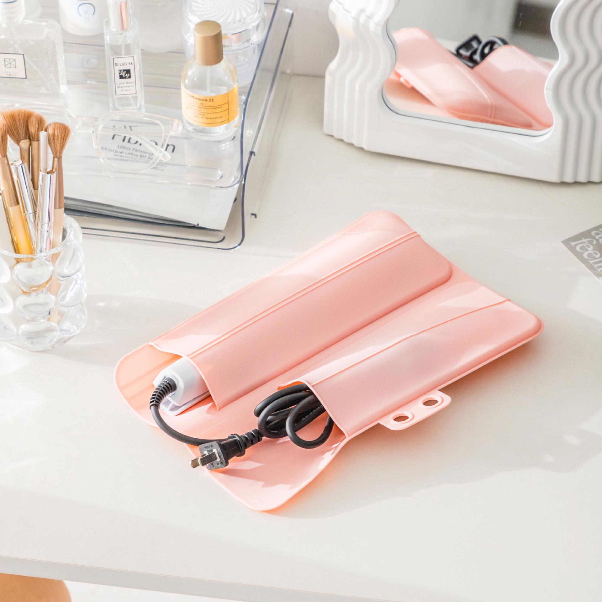 

Heat-Resistant Travel Bag for Curling Iron and Straightener - Portable Silicone Protective Sleeve розовый