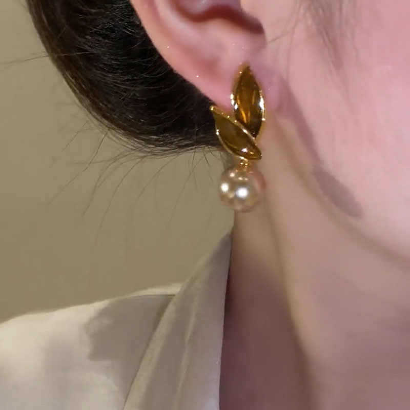 Maillard deciduous pearl earrings light luxury niche earrings medieval exquisite high-end earrings new popular versatile