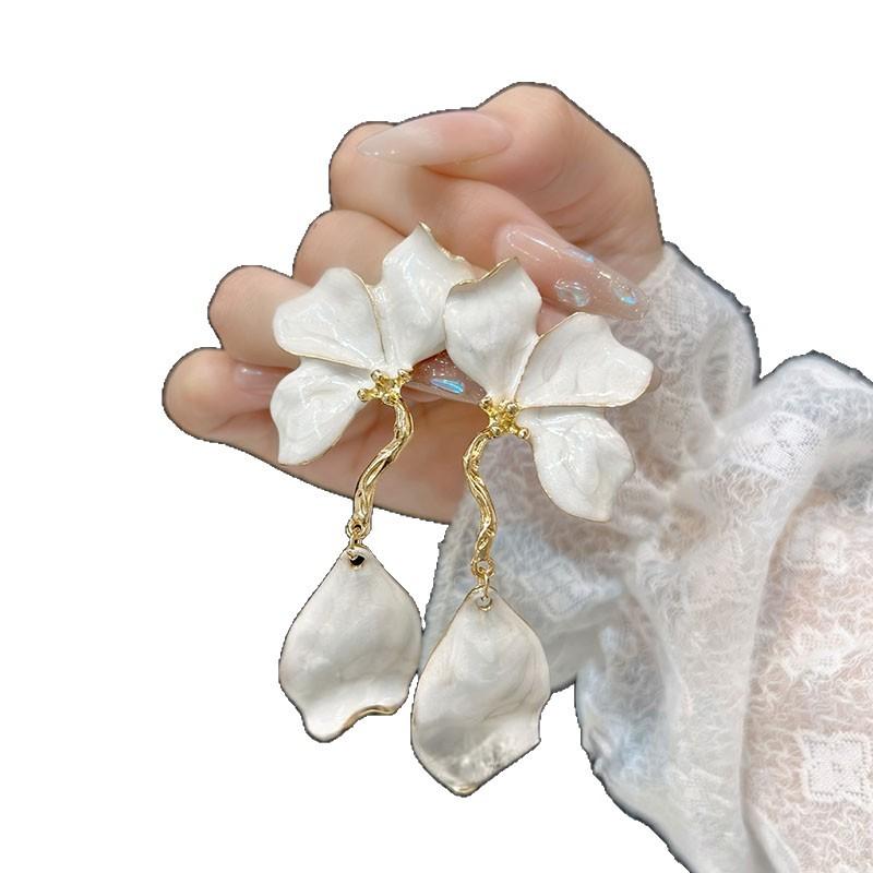 [White Petal Flowing Gold] New Chinese-style white petal fringed stud earrings, high-end exquisite versatile earrings, retro earrings