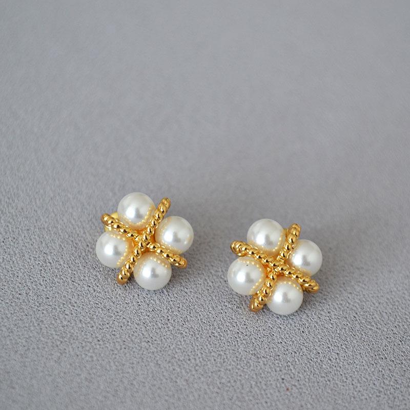 

Элегантные серьги-пусеты в виде четырехлистного клевера с жемчугом, латунь с золотым покрытием и иглами из серебра 925 пробы - дизайн в японском и корейском стиле.