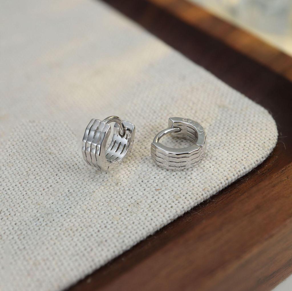 S925 Sterling Silber Gestreifte Ohr-Manschetten Vielseitige Kleine Creolen