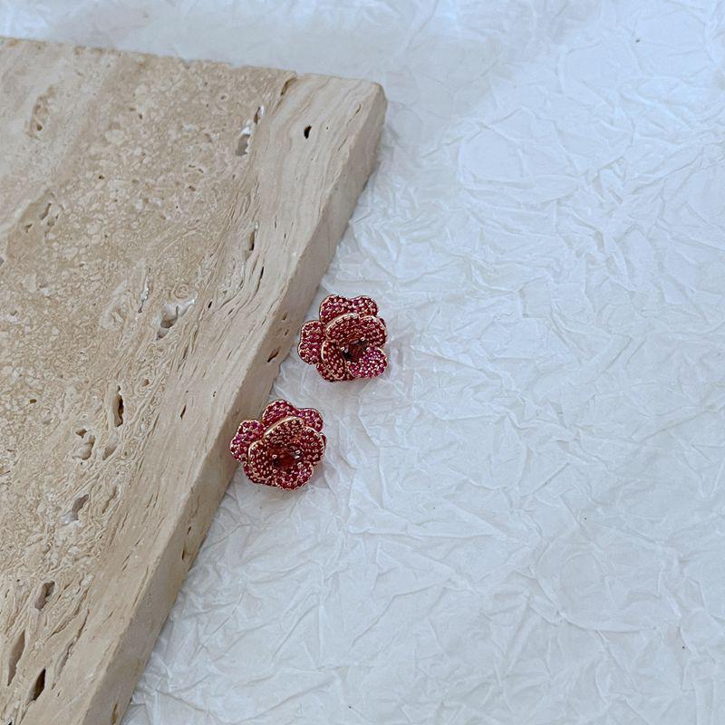 

Red Zircon Flower Metal Stud Earrings красный
