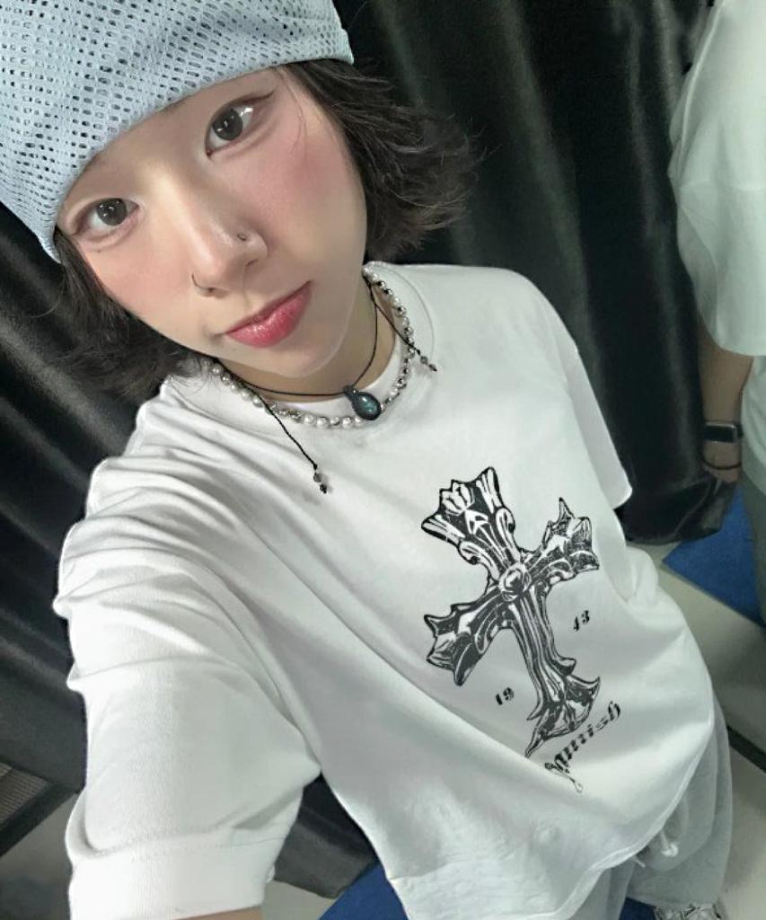 Damiswi Vintage Cracked Cross Graphic T-Shirt_White
