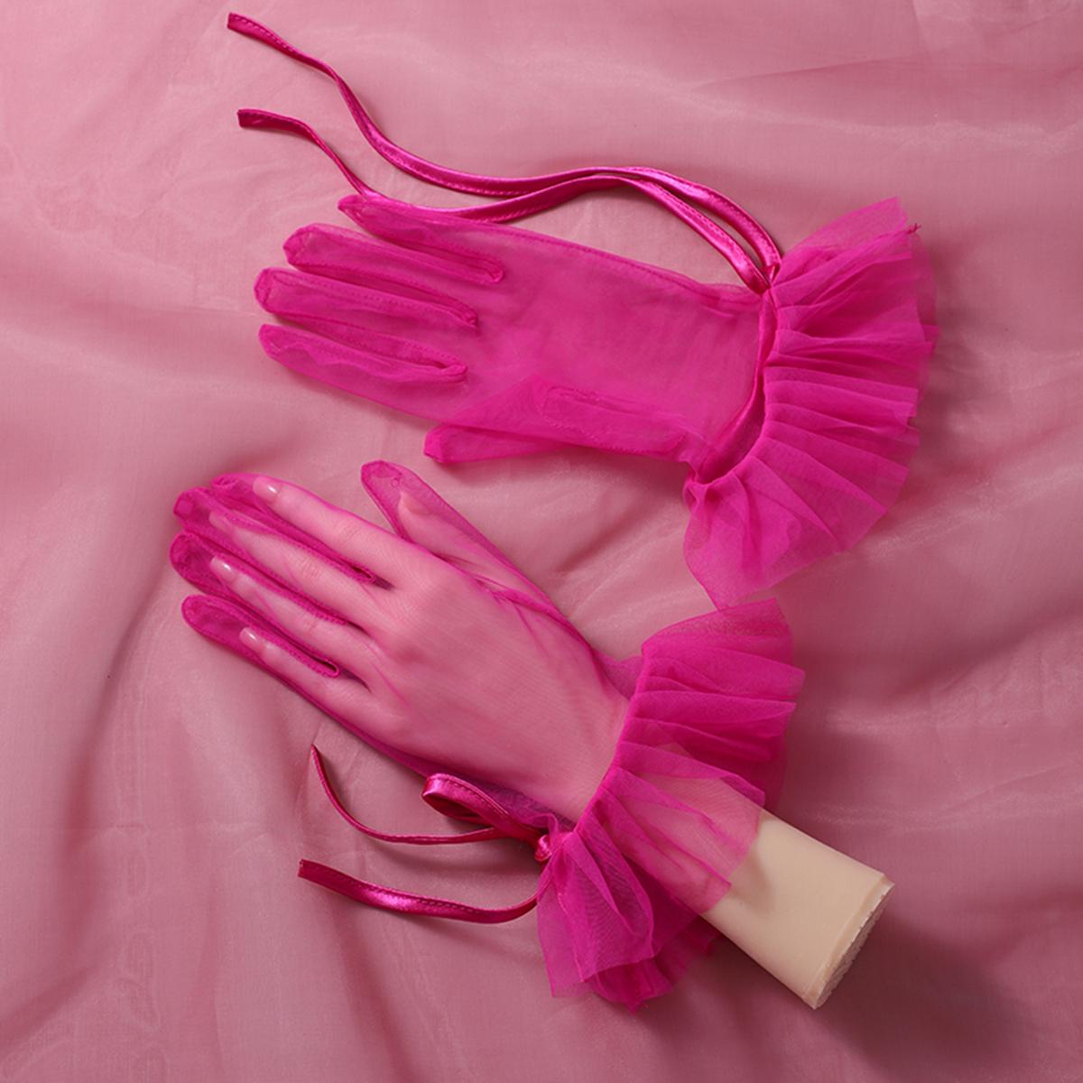 

Пара прозрачных сетчатых перчаток длиной до запястья с пальцами, подходящих в качестве аксессуаров для свадьбы невесты или женских танцев.