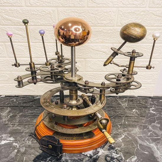 Orrery Zeitlose Eleganz Handgefertigt Voll funktionsfähiges Sonnensystem-Orrery Ein Sammlerstück zur Dekoration Für Zuhause, Büro