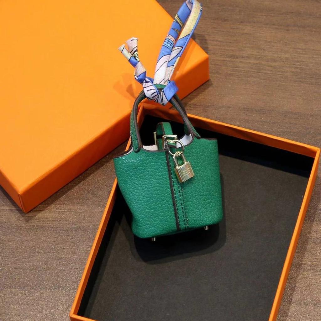 Mini vegetable basket bag pendant high-end leather car keychain earphone bag creative car pendant wholesale