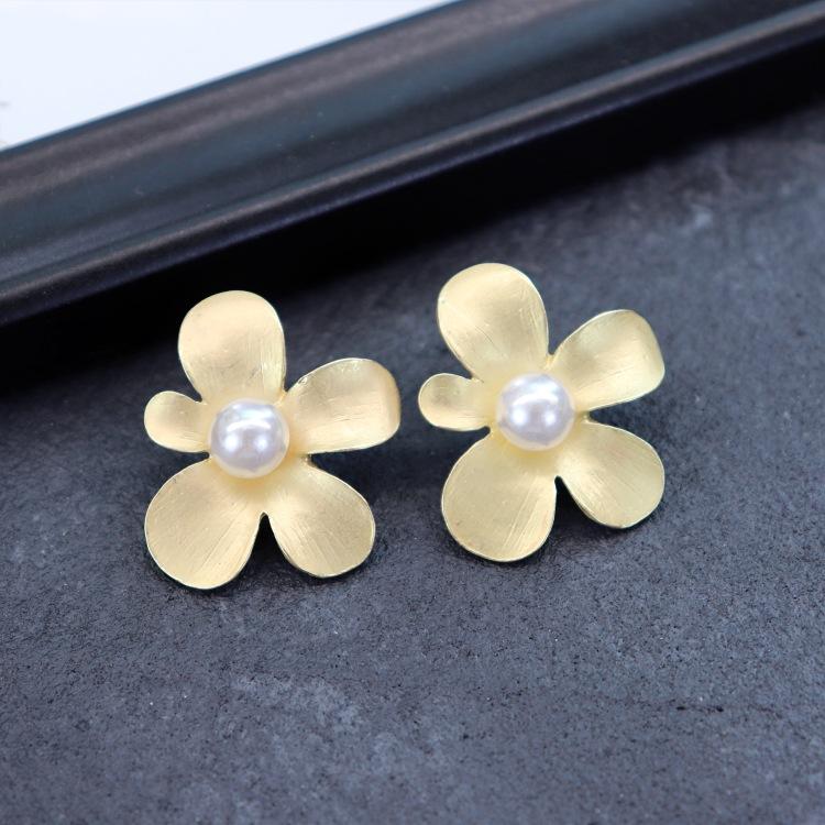 Personalized French Dumb Gold Stud Earrings Female Exaggerated Internet Celebrity Simple Metal High-end Earrings Retro Temperament Earrings