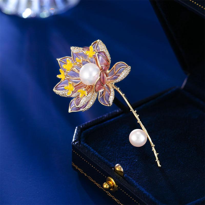 

Новая элегантная брошь-лотос из пресноводного жемчуга, эмалированная цирконием, брошь-лотос, булавка для пиджака, аксессуары для ципао фиолетовый