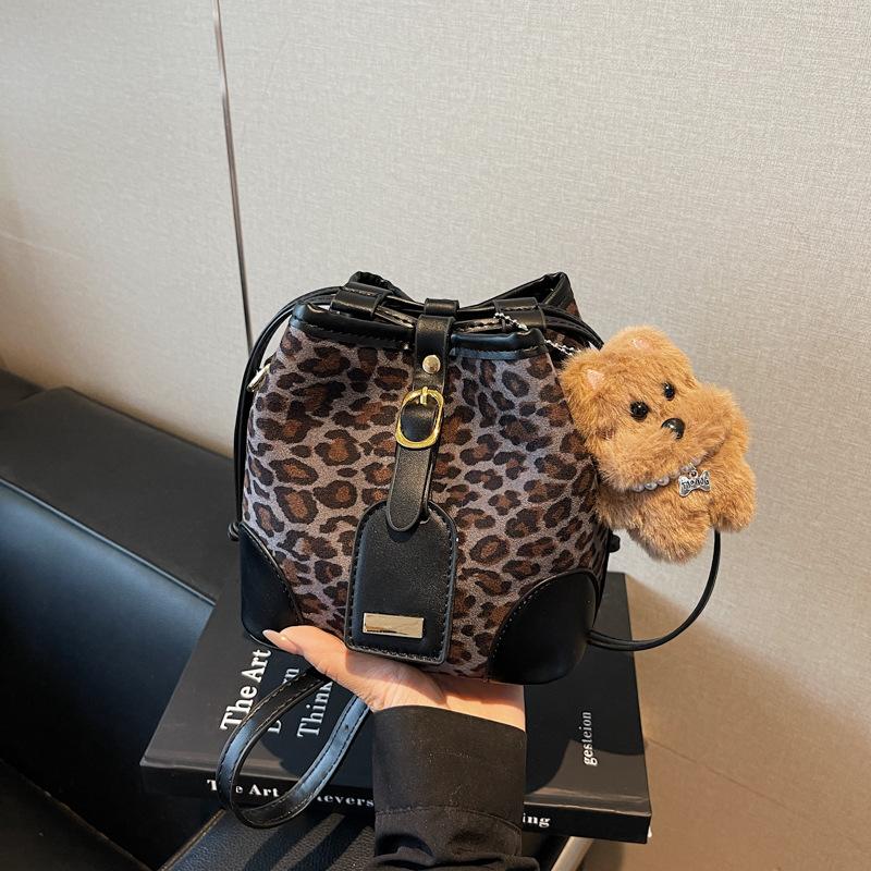 New Leopard Print Bucket Bag Large-capacity Commuter Trendy Women's Bag Oblique Span Bag Fashionable Versatile Shoulder Bag Wholesale