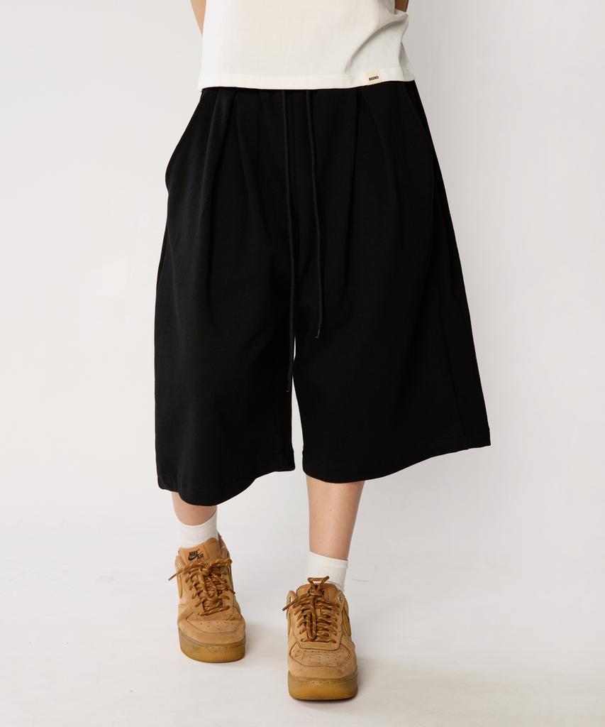 BOUNDARY Double-Pleated Twin Cross Bermuda Shorts [Black]
