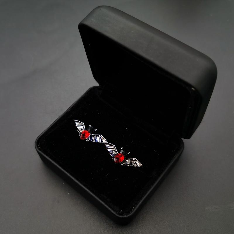 Gothic Bat Stud Earrings for Women Men Punk Red Crystal Gift Ancient Silver Color Party Gift Wholesale Jewelry Gift Women