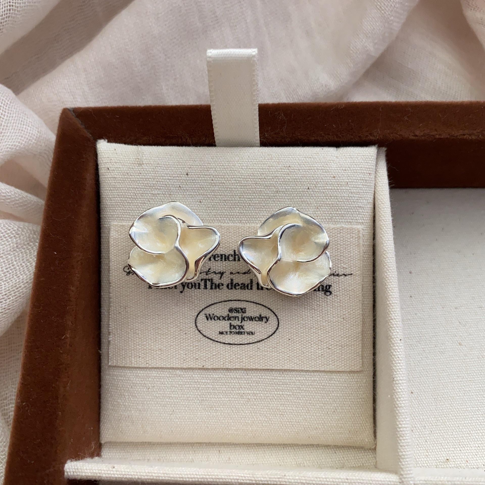 

Light luxury fashion temperament camellia stud earrings high-end simple atmosphere earrings foreign style personality exquisite super popular earrings