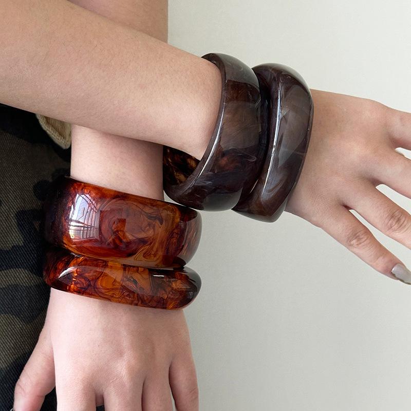 Pulseira Retrô Europeia/Americana de Resina: Bracelete Larga Irregular de Inspiração Francesa para Moda Primavera/Verão
