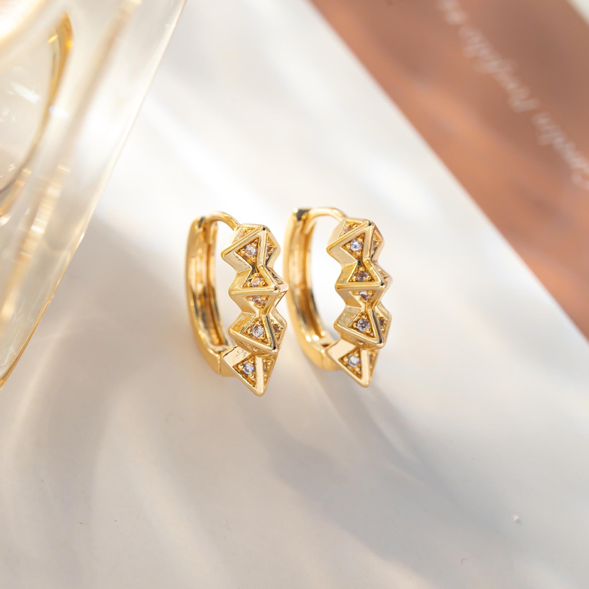 European & American Hip Hop Rhinestone C-Shaped Rivet Ear Clip - No Piercing Required.