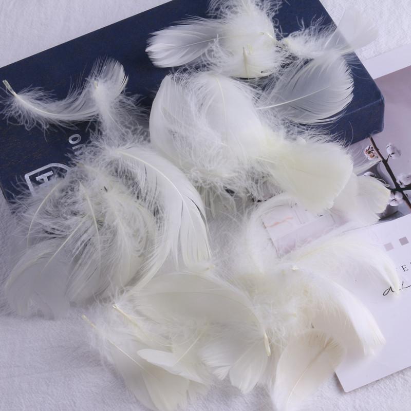 100 Stück 5-8 cm kleine flauschige Gänsefedern, farbig gefärbte Schwanenfedern für DIY Karnevalsparty-Dekoration, Bastelzubehör