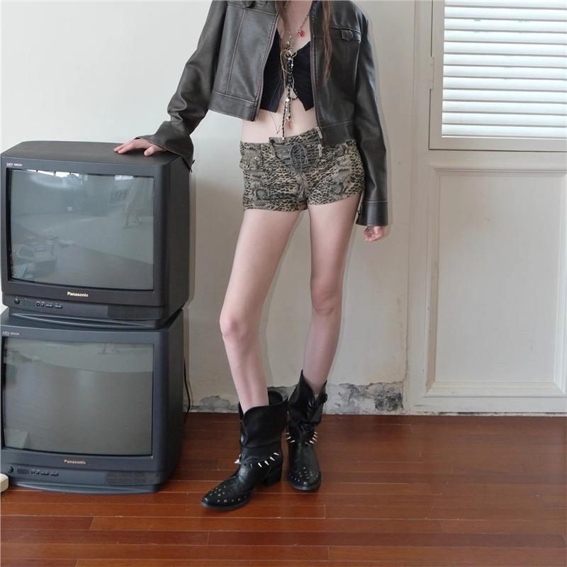 Super Fire Short Boots Pointed Head Thick Heel Spring Rivet Stacking Boots V Mouth Western Cowboy Martin Boots Female British Style