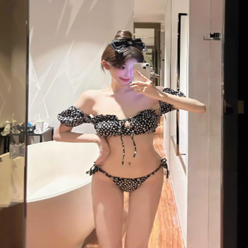 Small polka dot Korean swimsuit for women, high-end sensual and pure ins style girl split bikini three-piece swimsuit