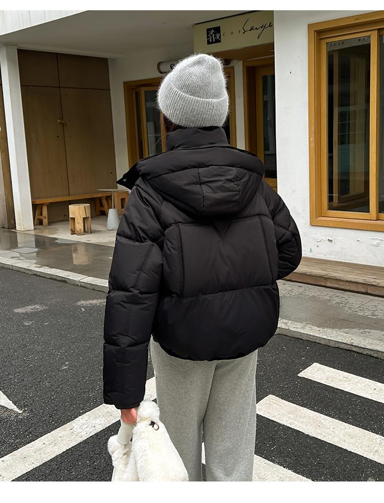 Dámská krátká teplá bunda s kapucí a velkou kapsou