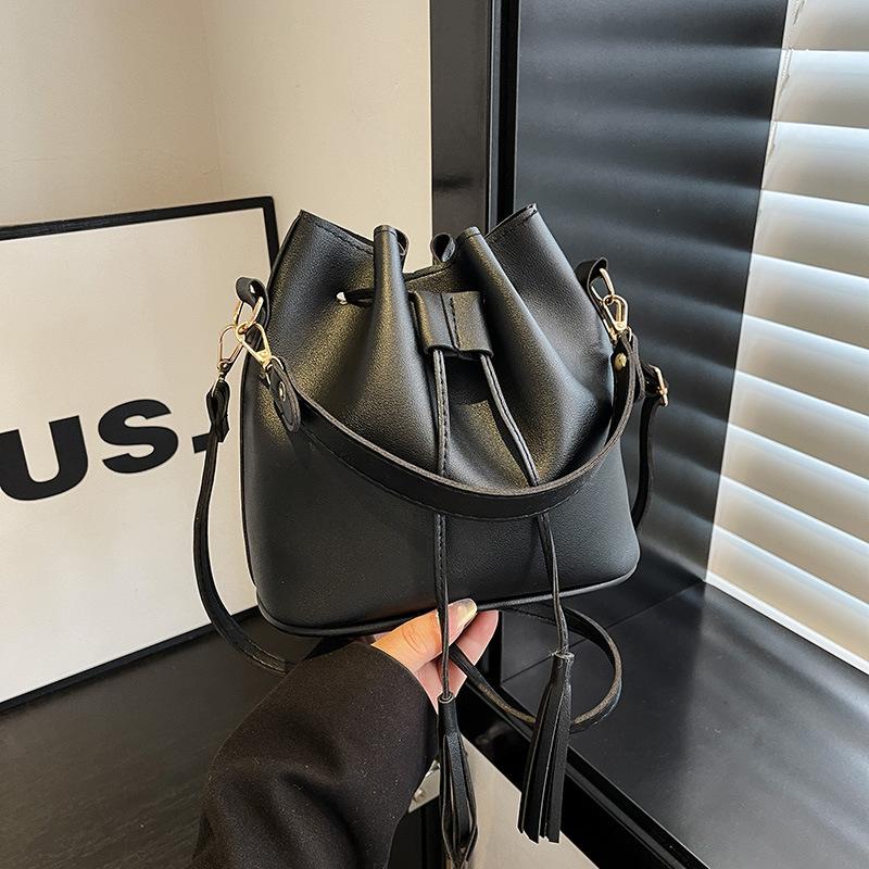 Women's Bag 2025 Fringed New Pumping Bucket Shoulder Bag Solid Color PU Casual Women's Bag Ins Small Bag Manufacturer Wholesale