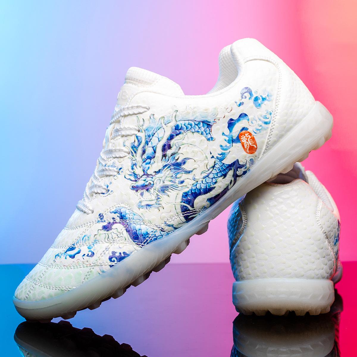 

Новые светящиеся футбольные бутсы с драконьей чешуей для студентов мужского пола, тренировка личности, большие футбольные бутсы с поломанным ногтем 46