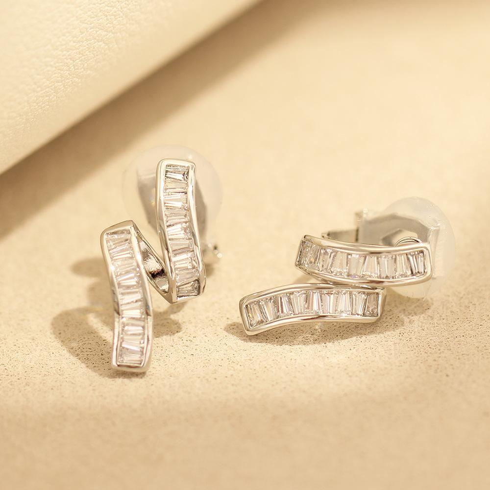 Koreańska wersja super błyszczących modnych kolczyków bez dziurki 2025 nowy modny super błyszczący cyrkon wyszczuplający twarz klipsy do uszu temperamentowe damskie mod