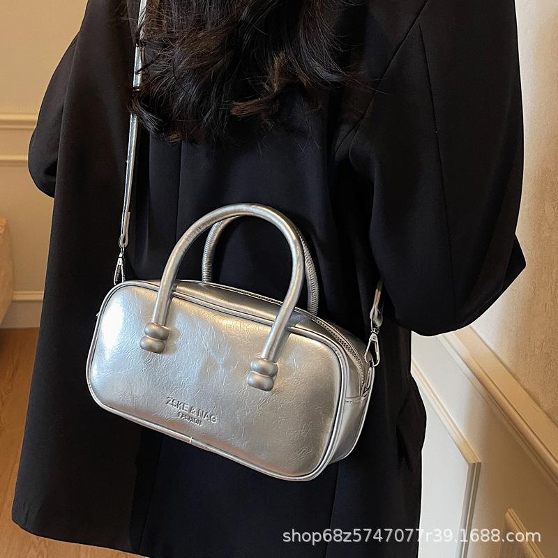 Super fire niche design bag female 2025 Chinese New Year French aunt wearing messenger bag exquisite portable small bag