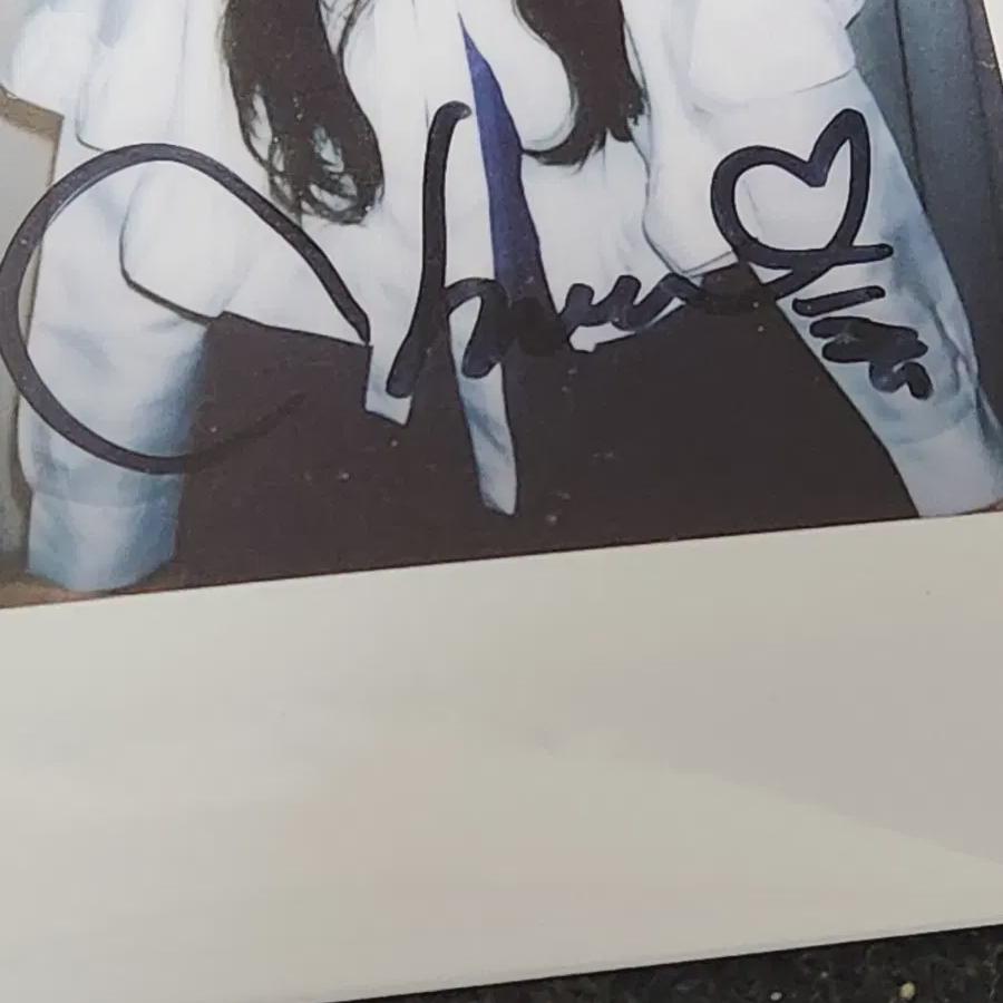 

Чу подписанный полароид Loona