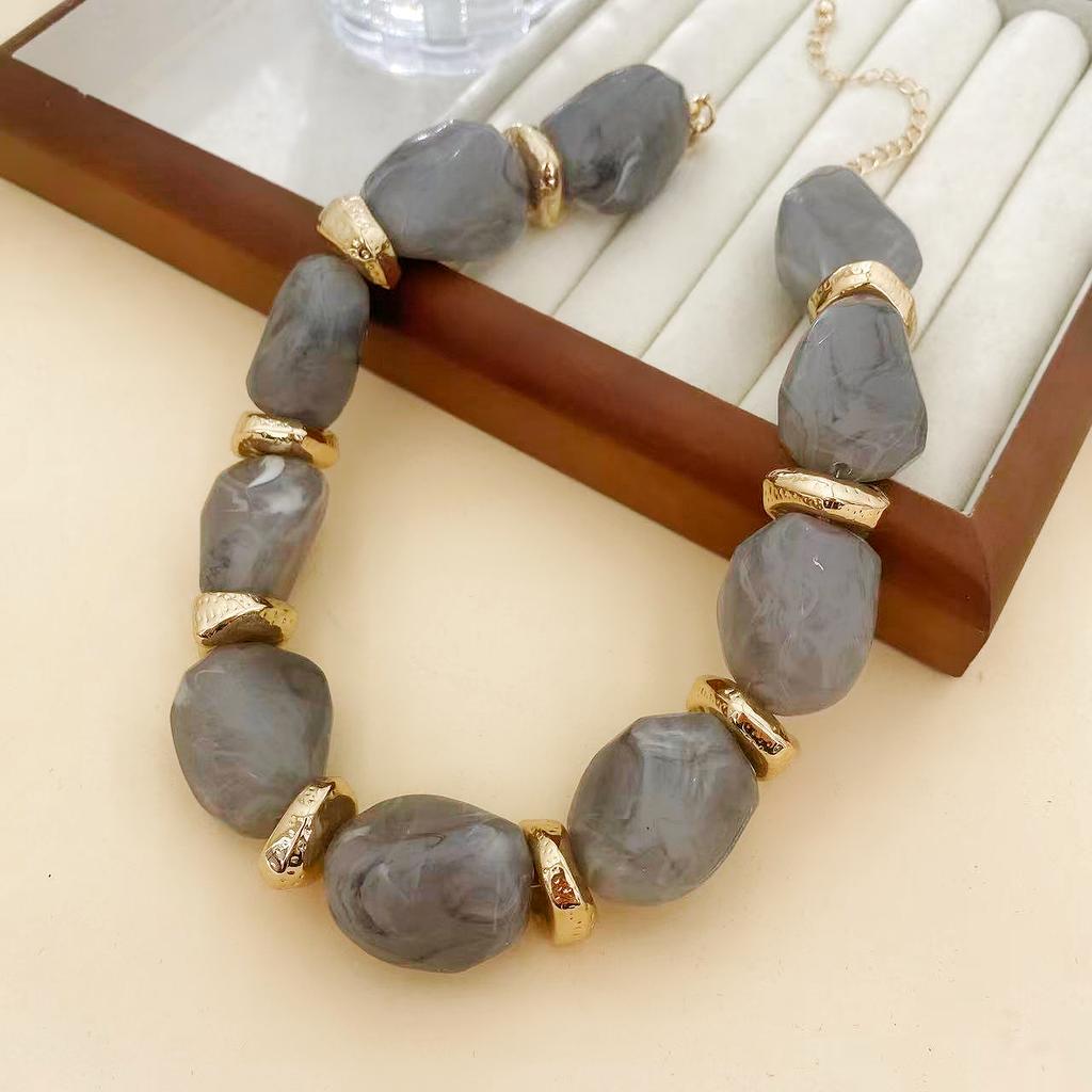Irregular acrylic textured bead collarbone chain suitable for women's daily and party wear