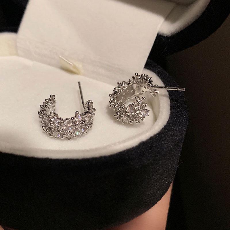 

Серьги-гвоздики в форме буквы С, женские, простые, с чувством дизайна, серьги с темпераментом холодного ветра, легкая роскошь, ощущение высокого класса, универсальные серьги