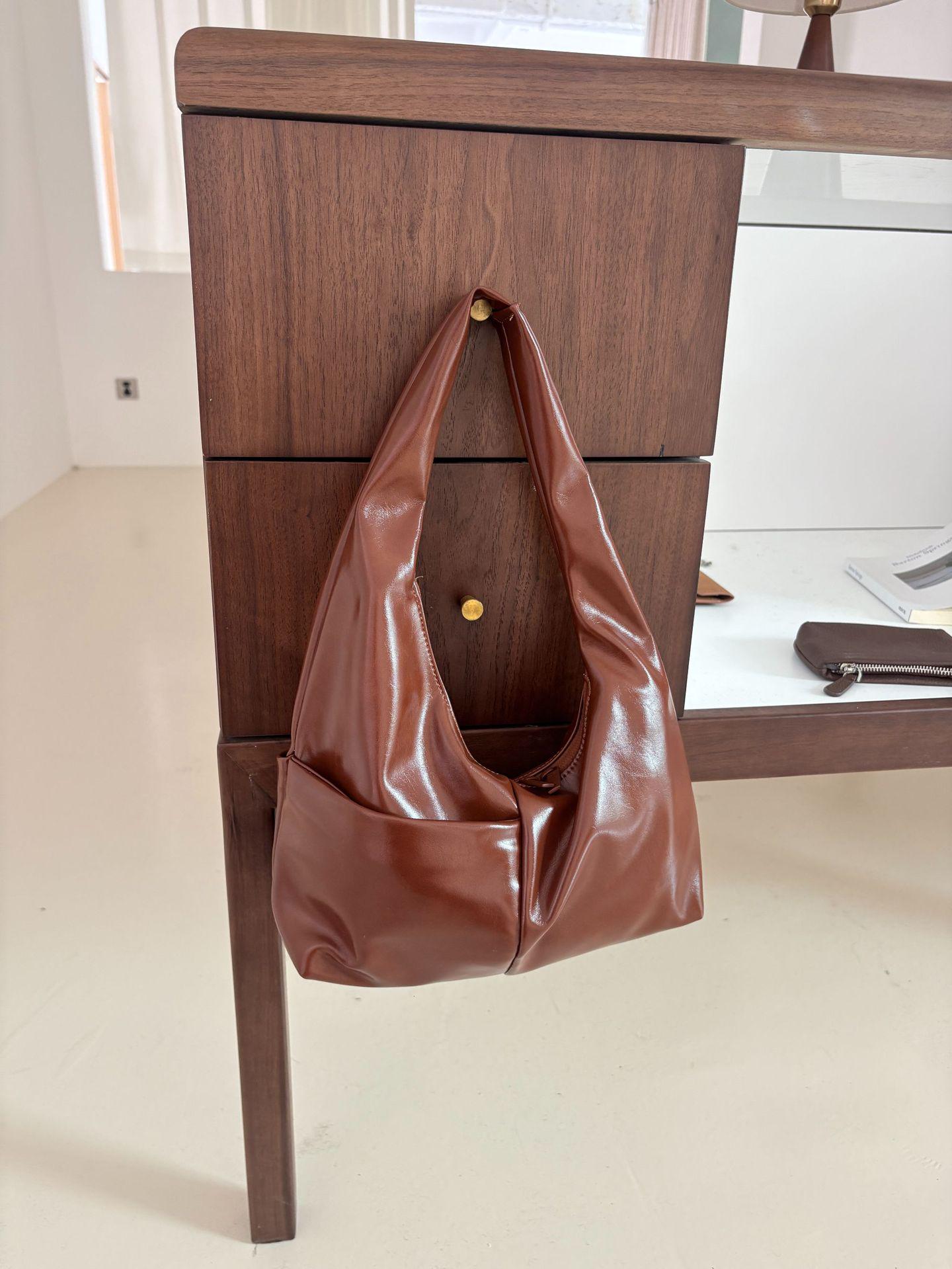 

Trendy Singapore Women s Soft Multi-Pocket Shoulder Bag - Everyday Versatile Handbag коричневий