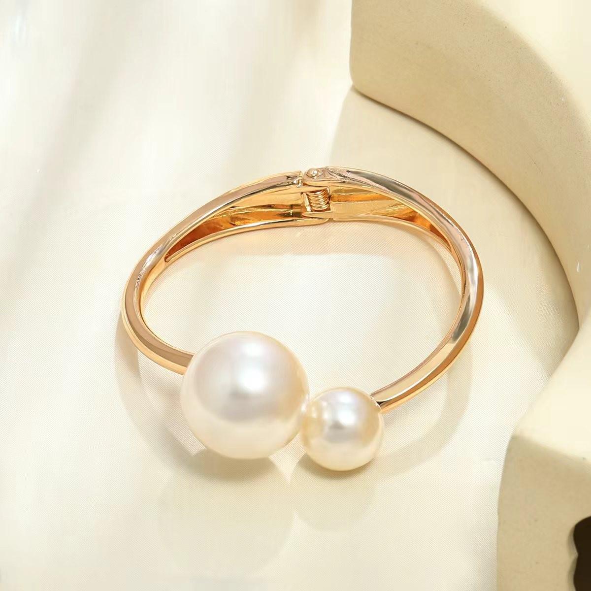 European & American Cross-Border Irregular Pleated Alloy Bracelet & Water Drop Pearl Women s Ornament Set