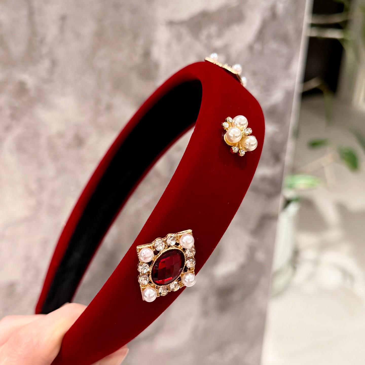 Новогодний лимитированный: Красная Бархатная Жемчужная Повязка на Голову - Стройнящий, Стильный Высокий Топ для Женщин