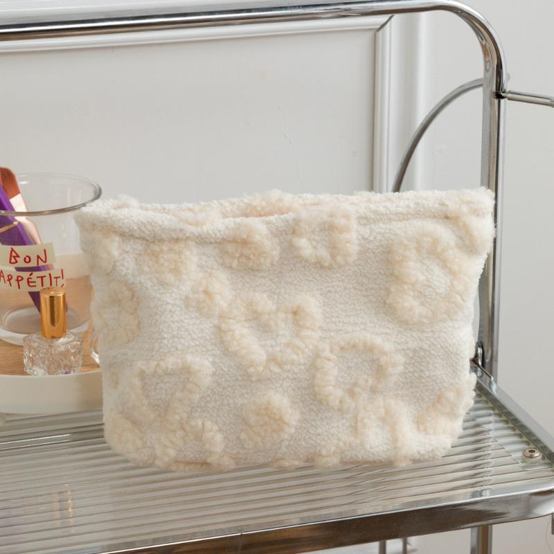 Plush Storage Bag Large Capacity Travel Portable Makeup Bag Heart Pattern Hand Carry Pouch Cosmetiquera Para Maquillaje Lovely