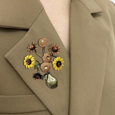 Sunflower Bouquet Shape Brooch with Shiny Rhinestones Flower Plant Pin Suit Lapel Badge Clothing Accessories Wedding Gift