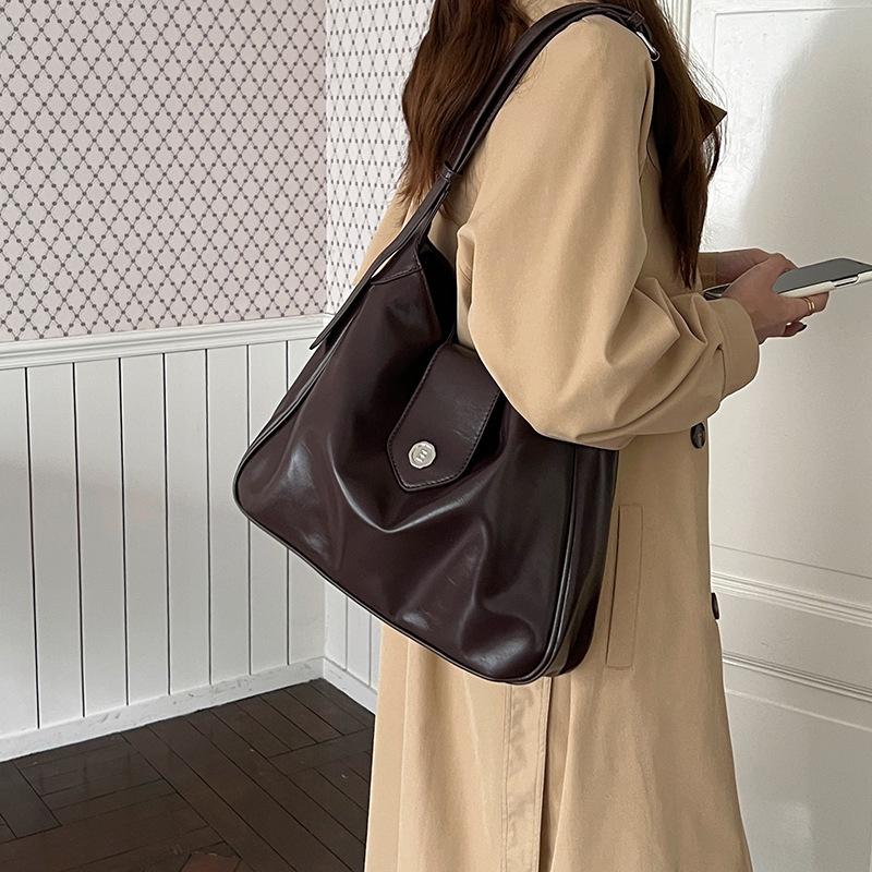 Retro oil wax leather niche design women's bag autumn and winter new versatile single shoulder large capacity messenger bag