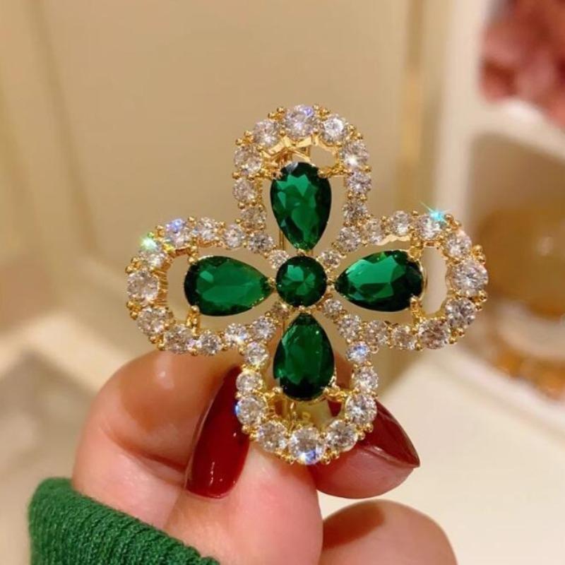 Vintage Brooches Imitation Emerald Leaf Shape Sweater Pins French Style Exquisite Corsage All-match Suit Prom Dress
