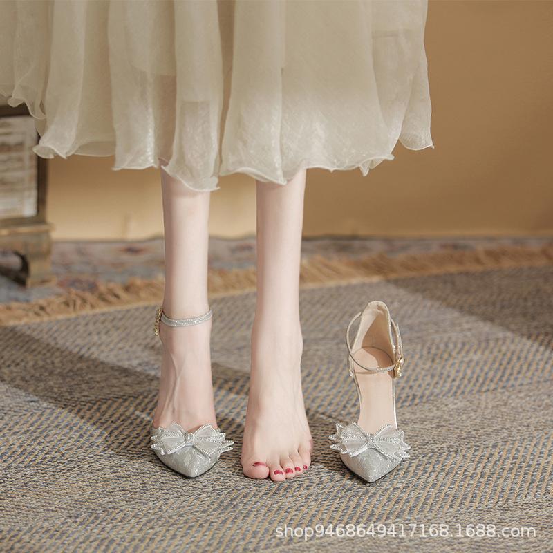 Sandály dámské léto 2025 nové taška hlava duté mašle vysoké podpatky pohádkové špičaté boty princeznovský styl společenské boty