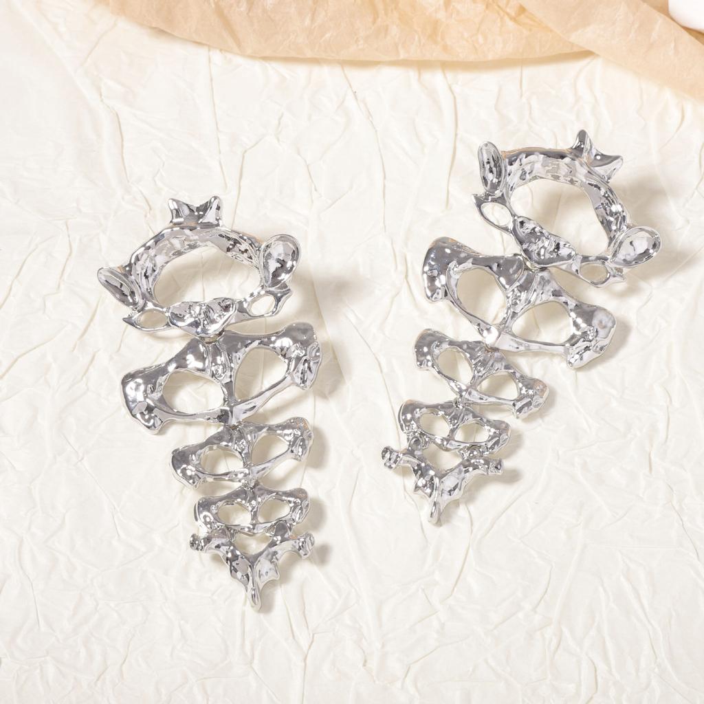 Retro trend, exaggerated and high-end design, bone-shaped hinge, versatile for daily wear earrings