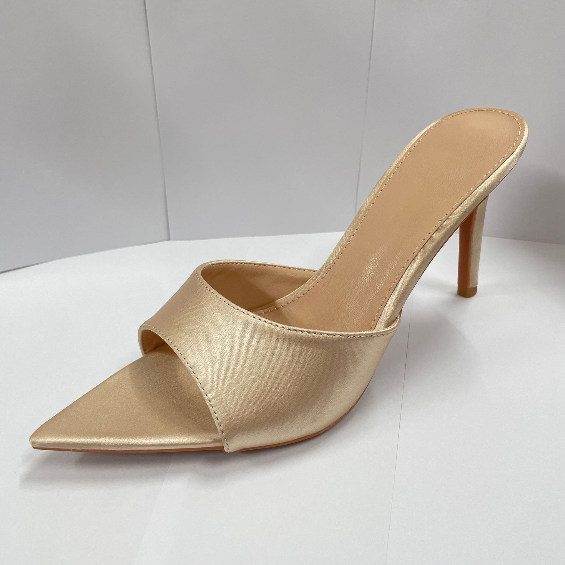 

Атласные темпераментные туфли-шлепанцы на высоком каблуке женские летние красивые универсальные простые стилетто с острым носком на высоком каблуке сексуальная уличная обувь 34