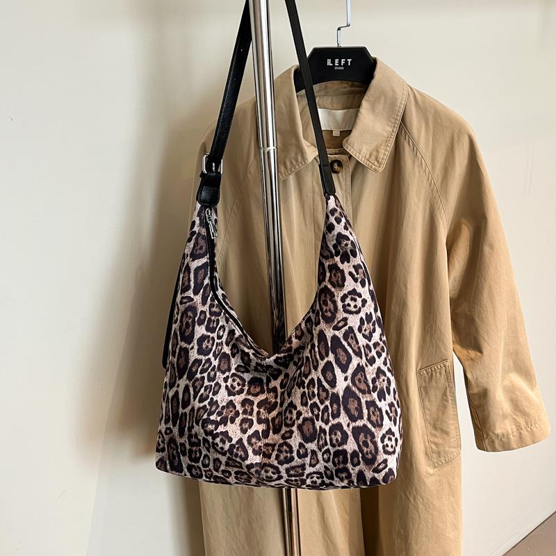 

2025 Leopard Print Suede Shoulder Bag - Large Capacity, Vintage, Korean-Style, Casual Textured Women s Underarm Bag 33*12.5*23 cm, Strap 55 cm белый