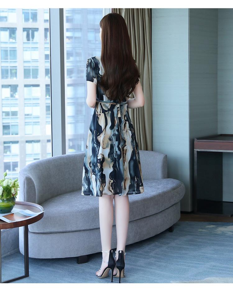 Elegant Summer Outfit: Stylish Short-Sleeved Dress for Middle-Aged Mothers (40s-50s), Wide-Cut and Sophisticated