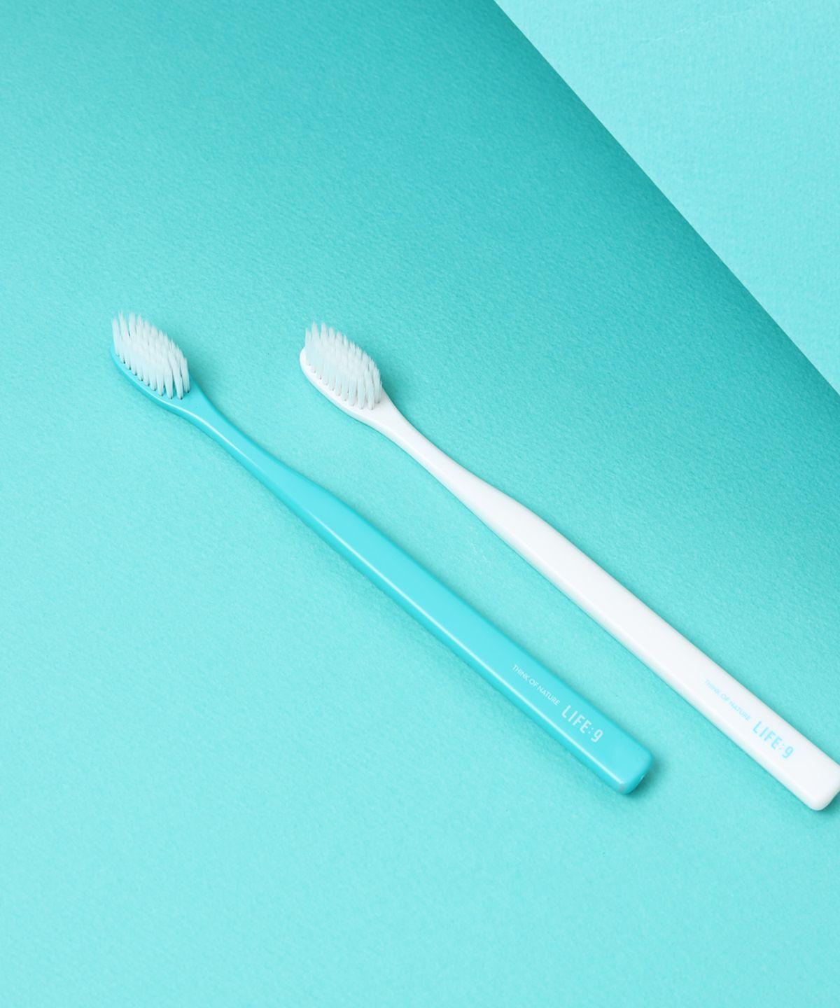 Antibacterial fine-bristle toothbrush (2-pack) 2 white ones